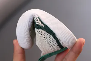 Primer plano que muestra la suela blanda y flexible de un zapato flyknit para niños
