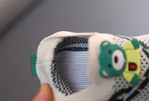 Primer plano de zapato de bebé de tejido transpirable con oso verde