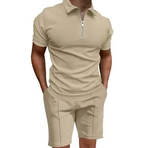 Dettaglio del tessuto a nido d'ape kaki su set polo da uomo slim con zip corta