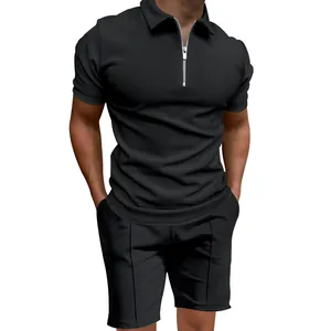 Vista detallada del conjunto de polo y pantalones cortos con textura de gofre negro