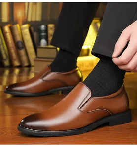 Primer plano de zapatos de negocios de cuero marrón para hombre con punta pulida.