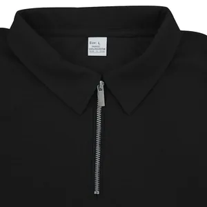 Primer plano detallado del cuello de un polo negro de punto gofre con cremallera
