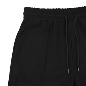 Primer plano de pantalones cortos negros de punto gofrado con cintura elástica