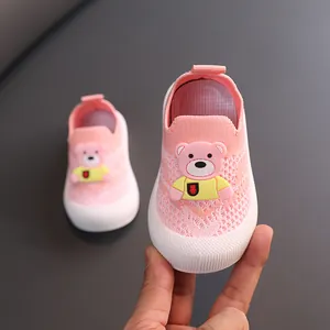 Roze flyknit mesh schoenen voor peuters met een schattige cartoonbeer en zachte rubberen zool