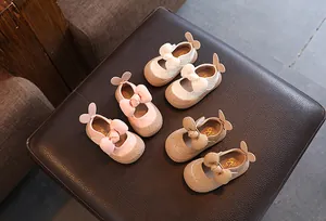 Chaussures de marche pour bébé fille avec joli nœud en rose, crème et beige doux.