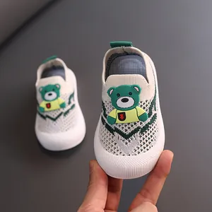 Schattige groene beer ademende fly-knit mesh sneakers voor peuters met antislip zachte zolen