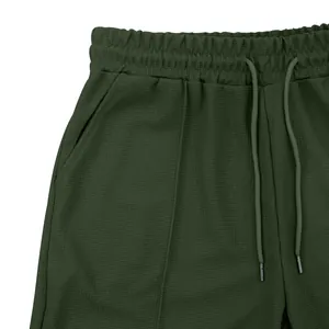 Primer plano de pantalones cortos de punto gofrado verde oscuro para hombre con cordón