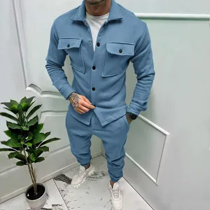 Vista completa di un completo da uomo in camoscio azzurro con giacca casual e pantaloni.