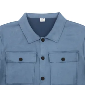 Gros plan du col et des poches poitrine d'une veste en daim bleue pour hommes.