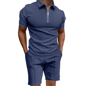 Primer plano de conjunto polo azul marino de punto gofrado con cremallera plateada