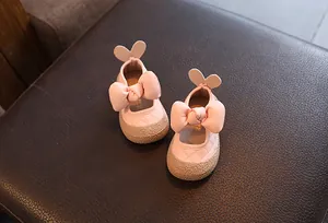 Chaussures de marche roses pour bébé fille avec grands nœuds et détails en forme de cœur