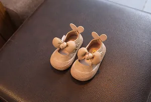Chaussures de marche beiges en cuir pour bébé fille avec un nœud et une semelle souple