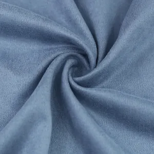 Vue macro d'un tissu en daim synthétique bleu clair doux avec un drapé élégant