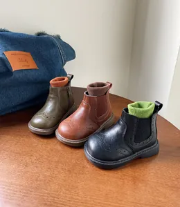 Botas Martin para niña de estilo retro británico en tres colores con cuello de punto.