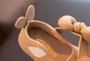 Vue détaillée de chaussures de princesse pour bambin beige avec doublure matelassée