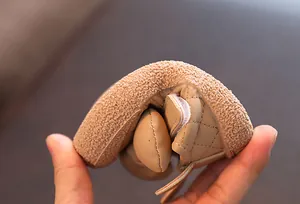 Détail de la semelle souple et flexible de cette chaussure de marche en cuir beige pour bébé