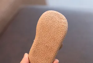 Détail macro de la semelle antidérapante d'une chaussure de bébé, taille 16.