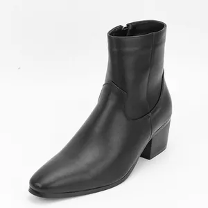 Vista detallada de los elegantes botines de cuero negro con tacón para hombre