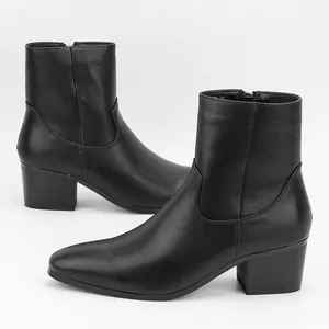 Vista detallada de los botines de moda de cuero negro con tacón de bloque para hombres