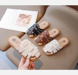 Sandalias de cuero trenzado para niños en colores crema, marrón, blanco y negro.