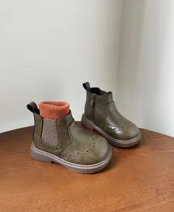 Detalle de botas retro de cuero verde oliva para niñas con detalles de calado Brogue