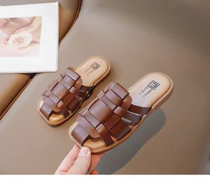 Primer plano de la textura trenzada marrón en las sandalias de verano cerradas para niños
