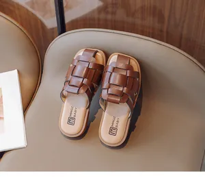 Detalle de sandalias trenzadas marrones para niños en un asiento de cuero color canela