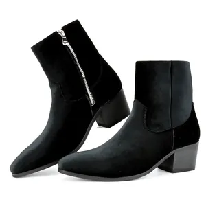 Detalle de botines de hombre en terciopelo negro con tacón ancho y cremallera lateral plateada
