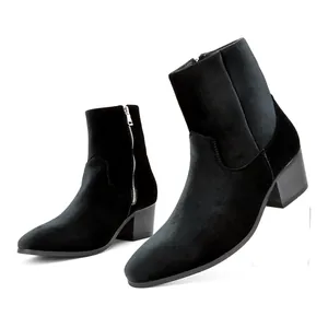 Vista lateral de elegantes botas de hombre en terciopelo negro con tacón ancho y cremallera