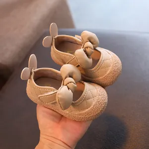 Chaussures de marche beiges pour bébés filles avec semelles souples et jolis nœuds