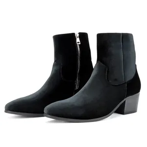 Detalle de botas de tacón alto en terciopelo negro para hombre con cremallera lateral