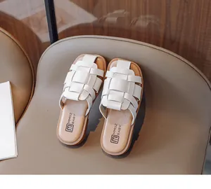 Detalle de sandalias trenzadas de punta cerrada para niñas en color crema elegante