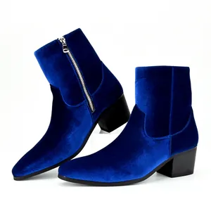 Vista detallada de los botines de terciopelo azul cobalto para hombre con cremallera lateral
