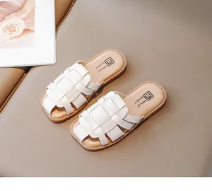 Encantadoras zapatillas tejidas blancas para niñas, ideales para el verano al aire libre.