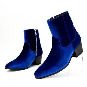Vista detallada de la textura de terciopelo azul real y cremallera lateral en botas de hombre