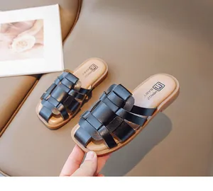 Detalle de las elegantes zapatillas tejidas con punta cerrada para niñas en color negro