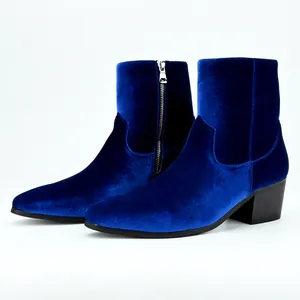 Vista detallada de botas de terciopelo azul real para hombre con tacón bloque