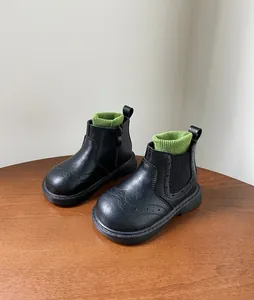 Botas Martin clásicas negras para niños con cuello de punto verde y detalles brogue