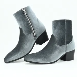 Vista detallada de botines de terciopelo gris para hombre con tacón ancho y cremallera.