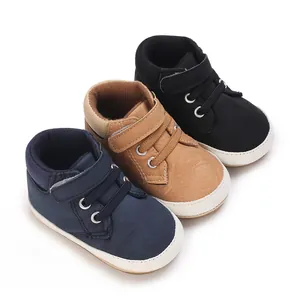 Klassische Babyschuhe mit weicher Sohle für Jungen im Alter von null bis einem Jahr