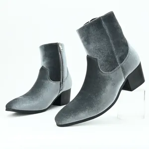 Vista lateral de botas de terciopelo gris para hombre con tacón de bloque alto