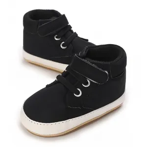 Klassische schwarze Baby-Lauflernschuhe mit weicher Sohle und Klettverschluss-Design