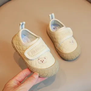 Scarpe neonato beige trapuntate con suola morbida, ricamo orsetto e chiusura in velcro