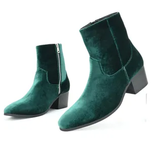 Detalle de botines de terciopelo verde para hombre con cremallera y tacón grueso