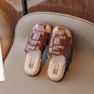 Bruine stijlvolle geweven kindersandalen met gesloten neus voor zomerse mode buiten