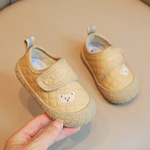 Scarpe casual trapuntate per neonati con ricamo a forma di orsetto e chiusura a strappo