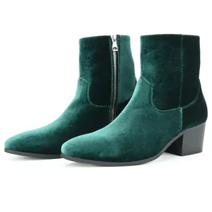 Primer plano de botines elegantes de terciopelo verde con cremallera y tacón ancho