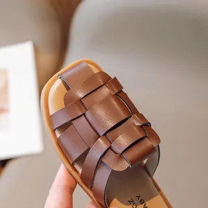 Stijlvolle bruine gevlochten sandalen voor meisjes, ademende en chique zomerslippers.