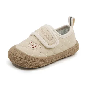 Scarpa casual beige per neonati con suola morbida, ricamo orsetto e cinturino velcro
