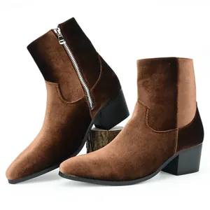 Vista detallada de botines de terciopelo marrón para hombre con cremallera y tacón.